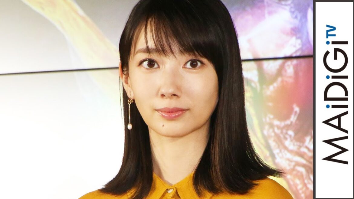 波瑠、ふんわり春色ワンピで品良く脚見せ　プリーツ＆バルーン袖でフェミニンに