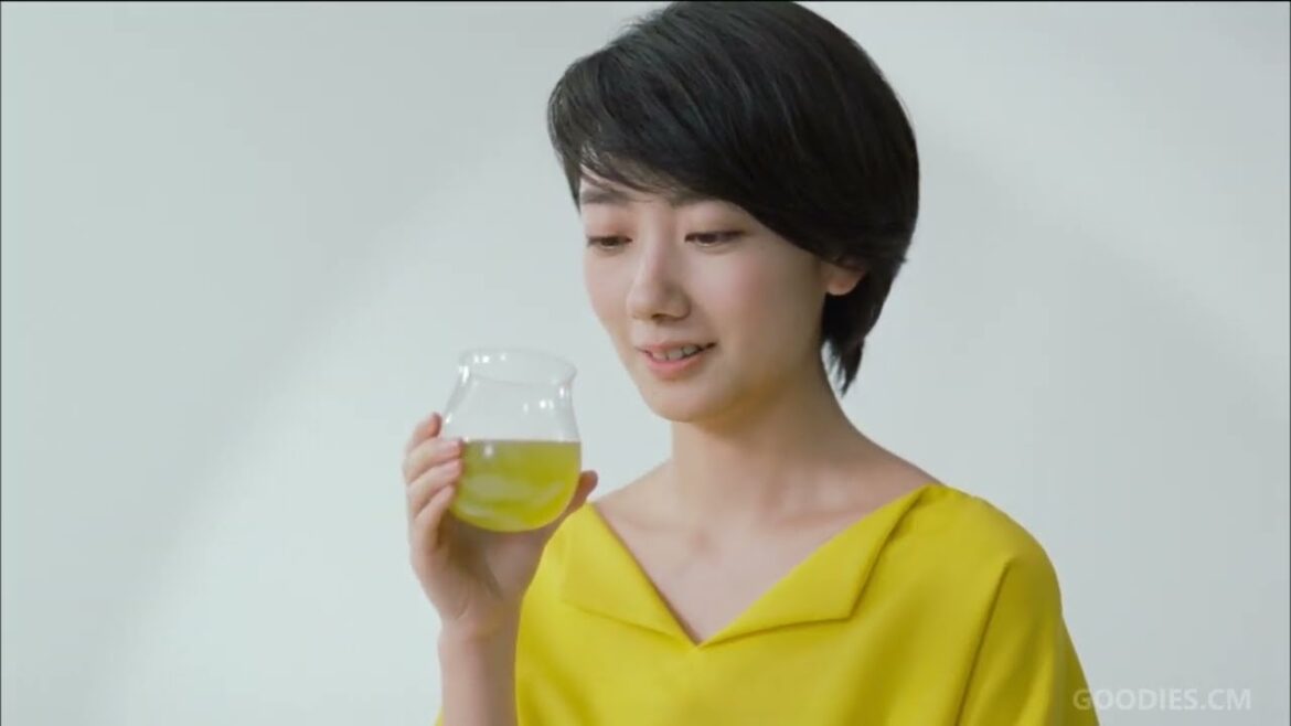 KIRIN 生茶 ｢波瑠　香／色／味／ボトル｣篇 - ♪ アントニオ・サンチェス(Antonio Sánchez)（15sec×4）