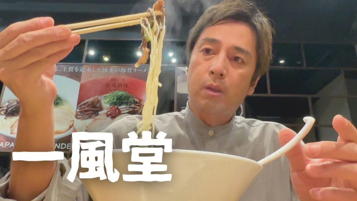 六本木でラーメンを食べる独身男性