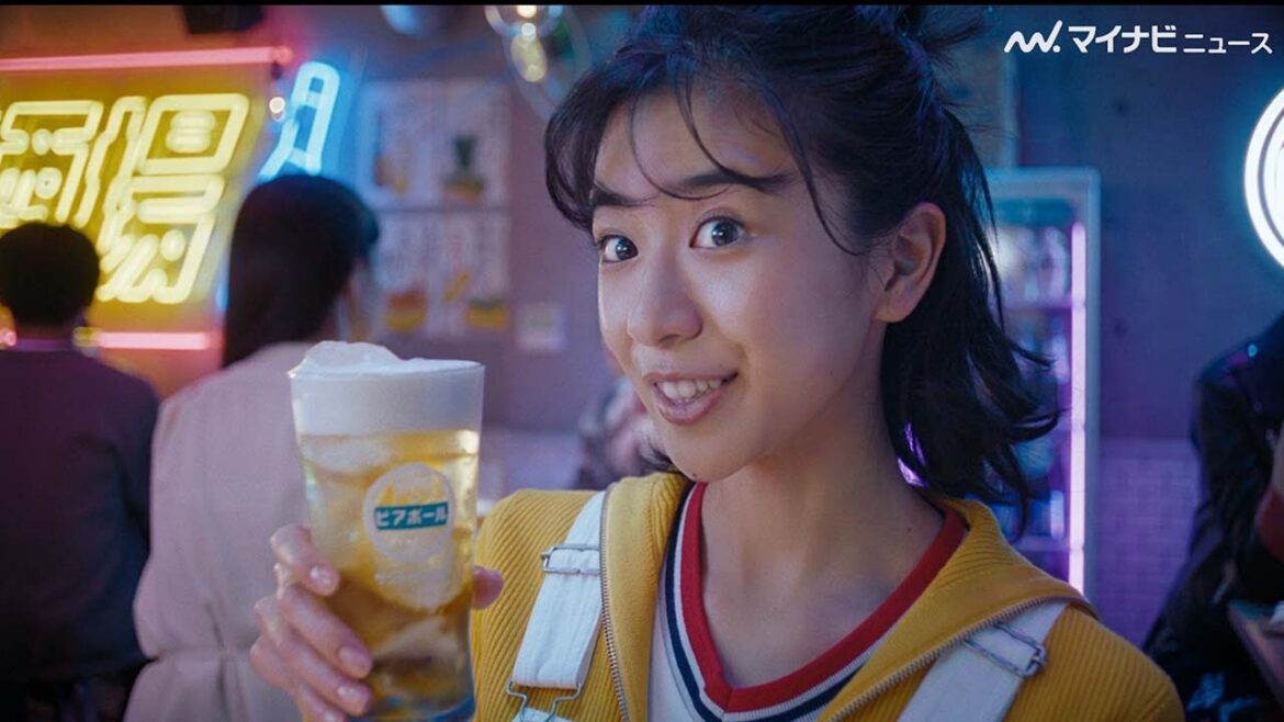 黒島結菜、渡邊圭祐＆柄本時生に居酒屋でドヤ顔　サントリー「ビアボール」初TVCM