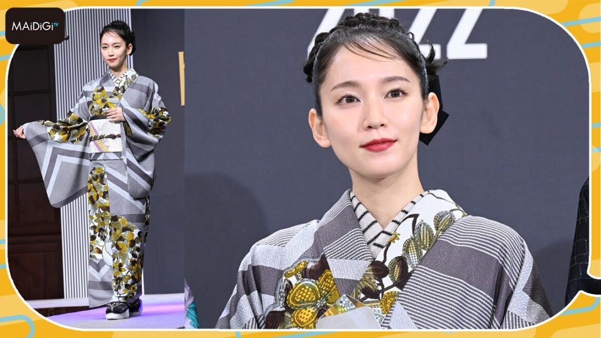 吉岡里帆、着物は「憧れの装い」　モダン＆シックな着こなしでランウエーも　第2回 KIMONOIST 授賞式