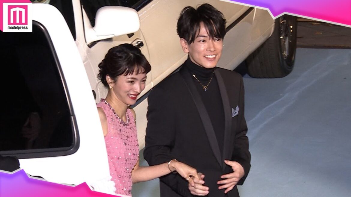 佐藤健、満島ひかりをスマートにエスコート💓Netflixシリーズ『First Love 初恋』配信記念プレミアイベント 佐藤健、満島ひかりをスマートにエスコート💓Netflixシリーズ『First Love 初恋』配信記念プレミアイベント