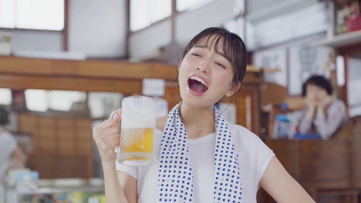 川口春奈、風呂上がりにいい飲みっぷりで「うまし！」と一言！　「いい湯だな」口ずさむ　『SUNTORY BLUE サントリーブルー』新CM「スッキリうまし」絶好調篇