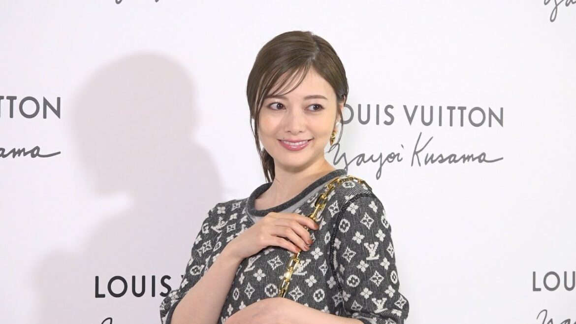 白石麻衣、美脚際立つニットドレスで圧倒的美貌　ルイ・ヴィトン豪華イベントに来場　『LOUIS VUITTON×YAYOI KUSAMA』オープニングイベント
