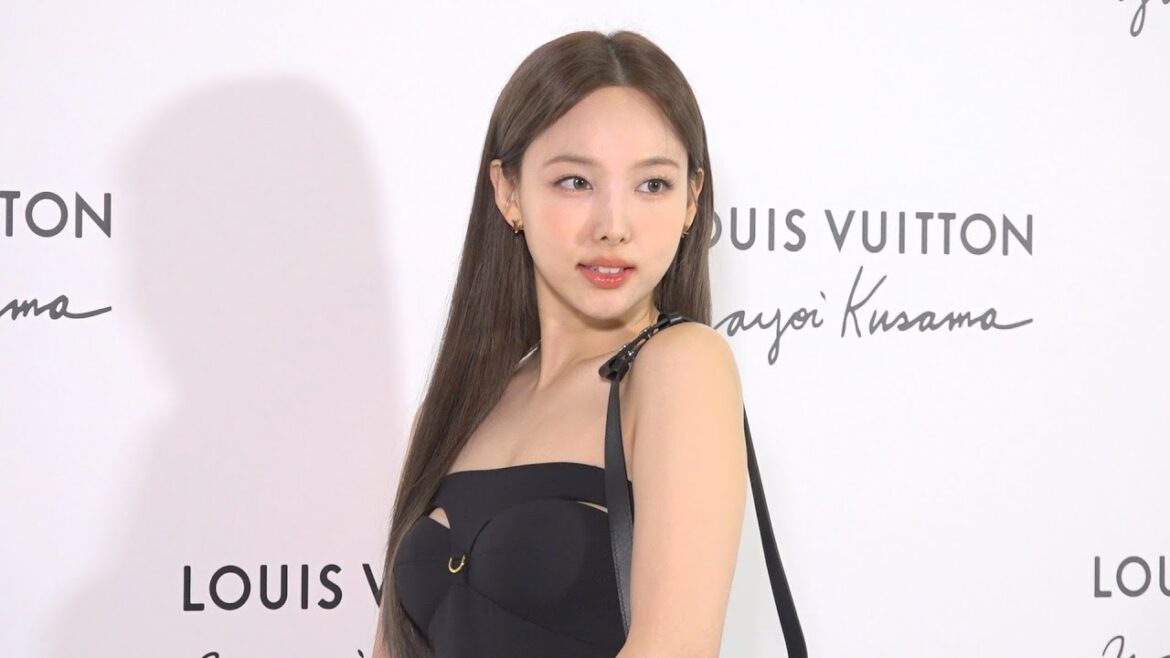 TWICEナヨン、ルイ・ヴィトン豪華イベントに来場　セクシーな肩出しコーデでポージング連発＆キュートな笑顔も披露　『LOUIS VUITTON×YAYOI KUSAMA』オープニングイベント