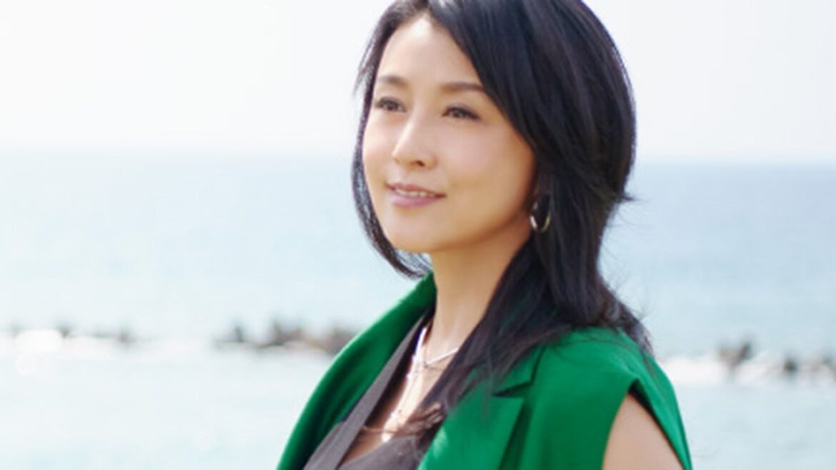 藤原紀香、グリーンジレ×ブラックコーデ、ピンクエプロン姿も　電子雑誌「旅色」で表紙