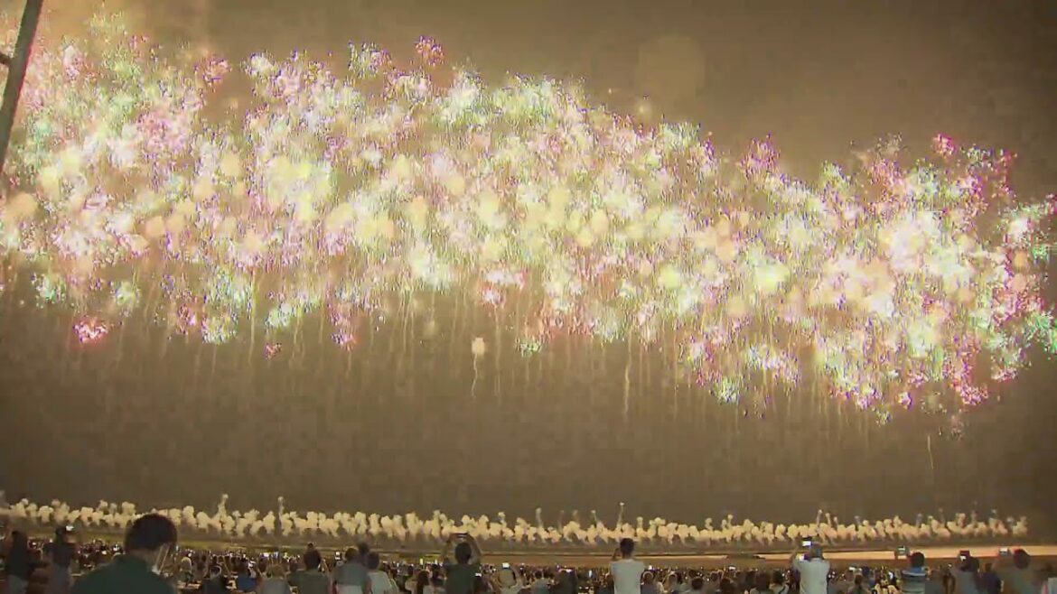 【柏崎・海の大花火大会】大迫力の「１００発一斉打ち上げ」初の２回連続で打ち上げ　３年ぶりに開催《新潟》