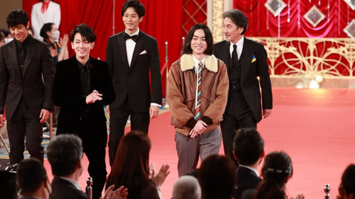 【第45回日本アカデミー賞】佐藤健＆松坂桃李＆菅田将暉…豪華俳優勢が続々登場、仲睦まじくレッドカーペットを闊歩