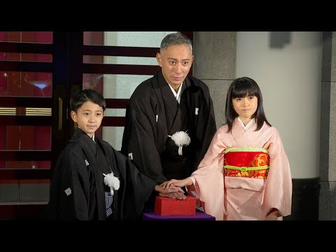 【長編】市川團十郎、親子で歌舞伎座ライトアップ点灯式に 新之助「11月の出来は85点」、姉・ぼたんは「弟は頼もしくなった」(市川團十郎 市川新之助 市川ぼたん) 【長編】市川團十郎、親子で歌舞伎座ライトアップ点灯式に 新之助「11月の出来は85点」、姉・ぼたんは「弟は頼もしくなった」(市川團十郎 市川新之助 市川ぼたん)