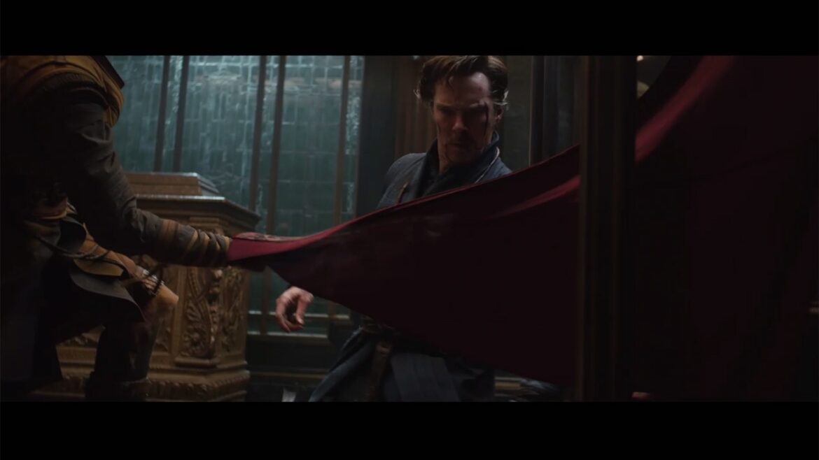ストレンジの頼れる“相棒”「浮遊マント」が活躍！　映画「ドクター・ストレンジ」特別映像