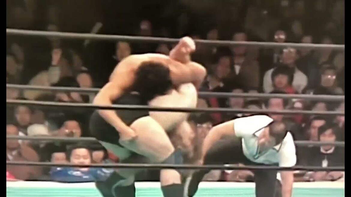 ハンセンさん卍固めを力で外し、猪木さんへラリアート。猪木さん正面から受けるも跳ね返す。