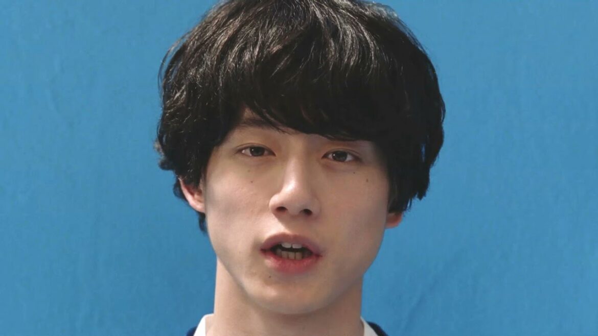 坂口健太郎、画面どアップで落ち込んだ表情みせる　トーンモバイル新CM「大人になって後悔篇」