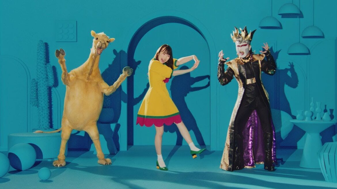 川栄李奈、ダンス中にデーモン閣下現れ驚き　フリマアプリ『ラクマ』新CM「ラクマ、ラクダ、あくま篇」