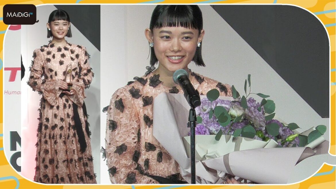 杉咲花、華やかピンクのロングドレス姿も普段は「気づいたら黒い方に…」と照れ笑い　「第51回ベストドレッサー賞」芸能・スポーツ部門受賞
