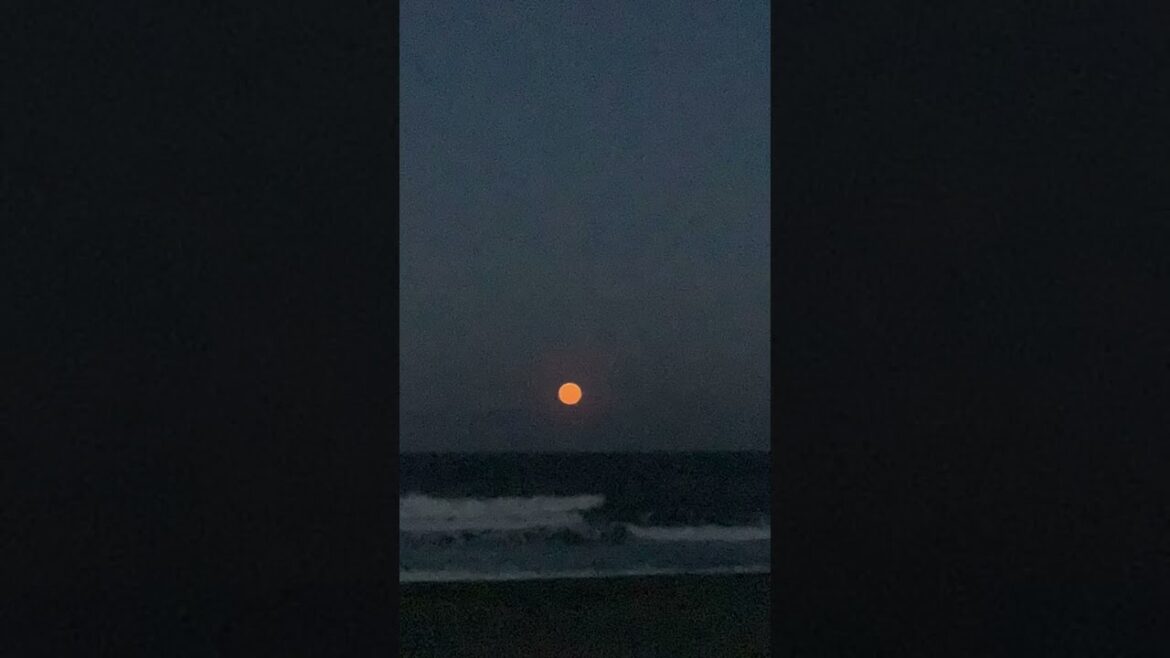 海の上に登る中秋の名月 タイムラプス動画