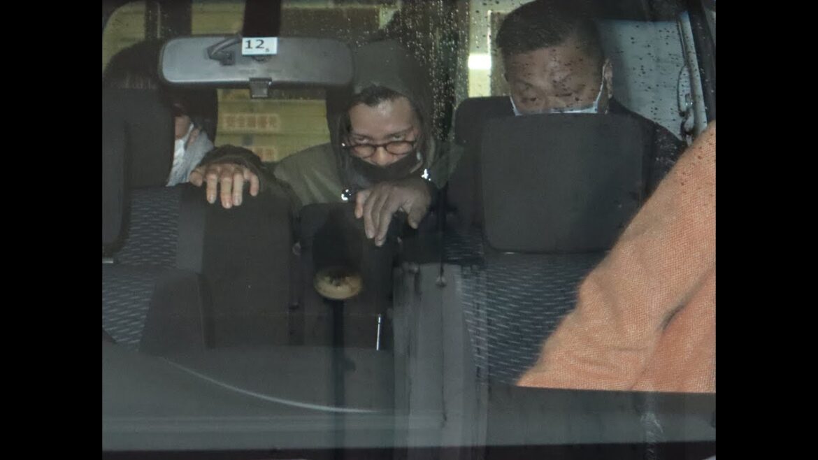 移送される田中聖容疑者（2022年11月29日、京都市・JR京都駅）