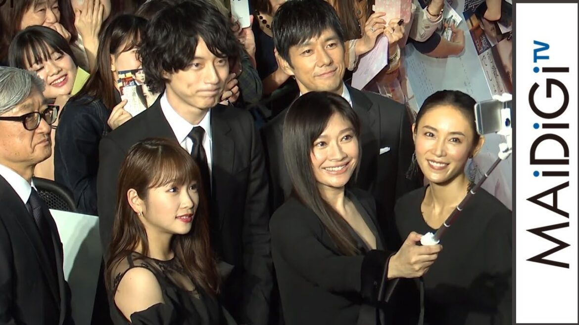 篠原涼子、西島秀俊＆坂口健太郎らと仲良くセルフィー　 映画「人魚の眠る家」ワールドプレミア2