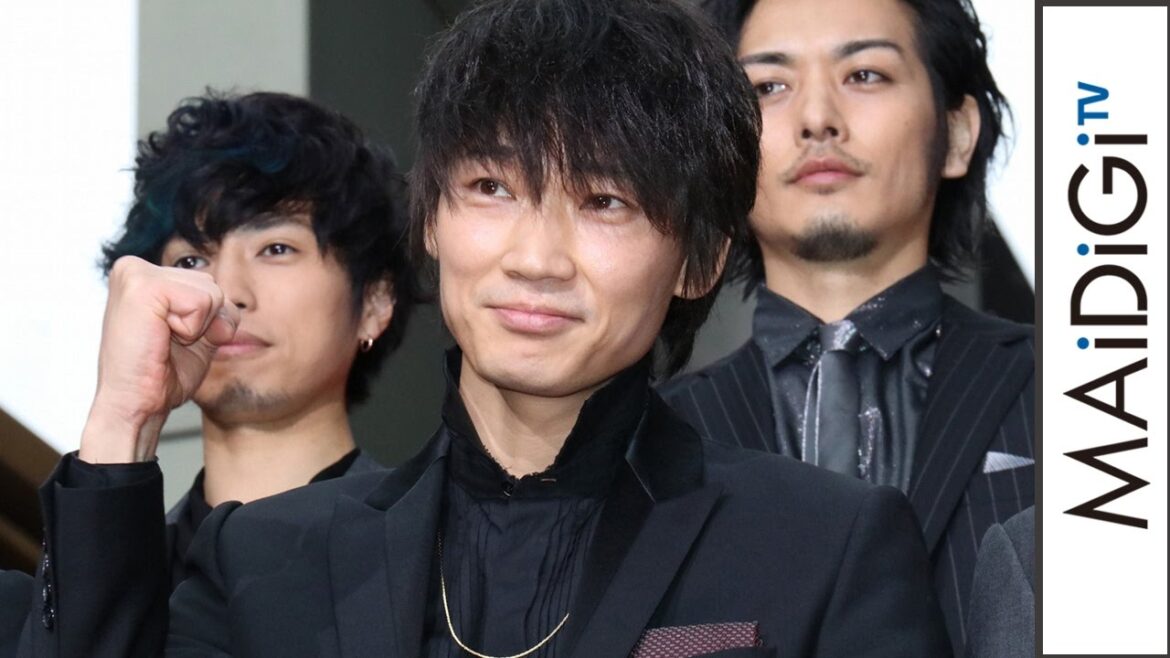 綾野剛、レッドカーペットで名刺配る 「新宿スワン2」キャスト登場に大歓声! 映画「新宿スワン2」完成披露プレミアイベント1 綾野剛、レッドカーペットで名刺配る 「新宿スワン2」キャスト登場に大歓声! 映画「新宿スワン2」完成披露プレミアイベント1