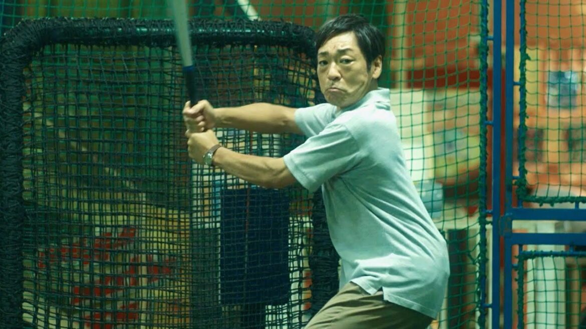 香川照之、バッティングセンターで打ちまくる！完璧なフォームで綺麗なフォロースルー／映画『宮松と山下』本編映像