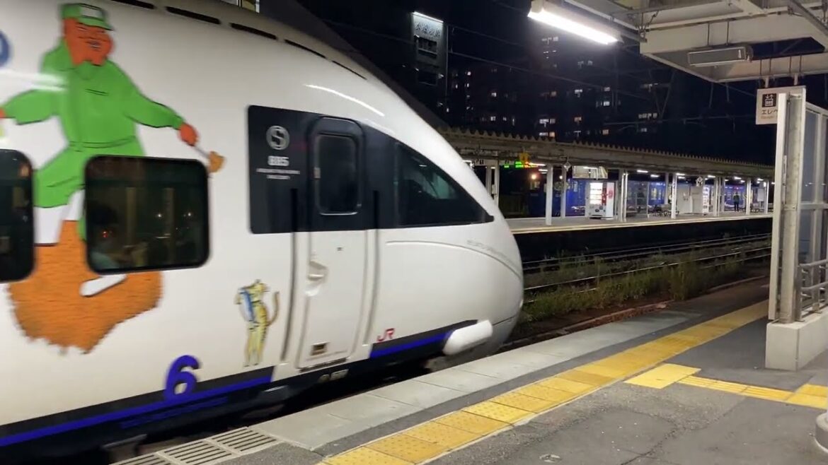 ８８５系の佐世保線運行を記念したラッピングトレイン　ＪＲ九州　早岐駅　２０２２年１０月２８日
