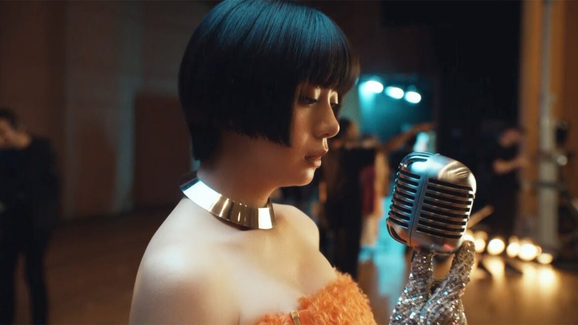 池田エライザ、美デコルテ＆美背中際立つ！大胆衣装でステージへ　「シーバスリーガル」新CM＆メーキング