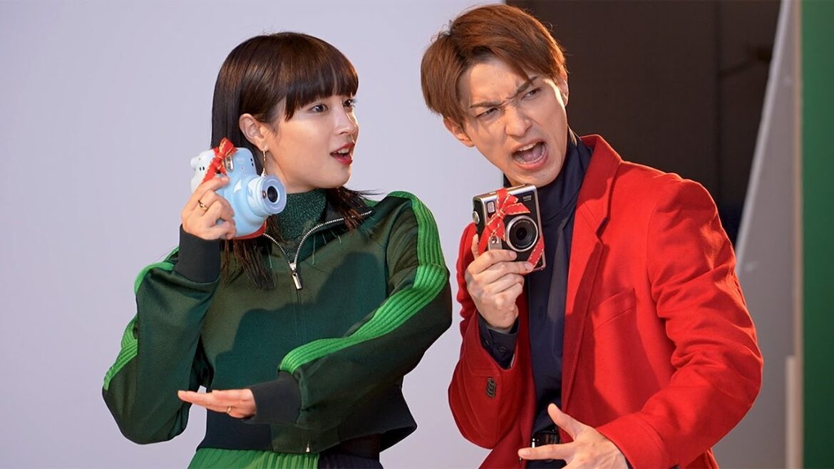 横浜流星＆広瀬すず、2人そろって決めポーズ！　サンタと一緒におちゃめな演技も　富士フイルムINSTAX“チェキ”新CMメーキング