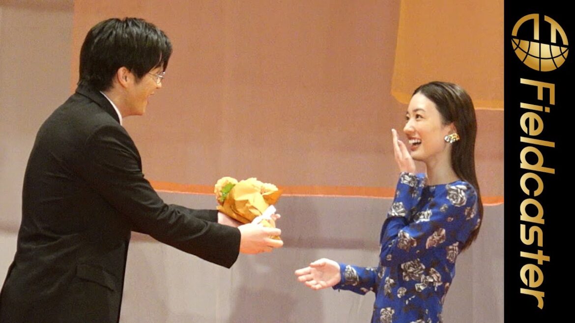 鬼リピ必至!永野芽郁に花束を渡す田中圭にキュン。映画『そして、バトンは渡された』ジャパンプレミア #Shorts 鬼リピ必至!永野芽郁に花束を渡す田中圭にキュン。映画『そして、バトンは渡された』ジャパンプレミア #Shorts
