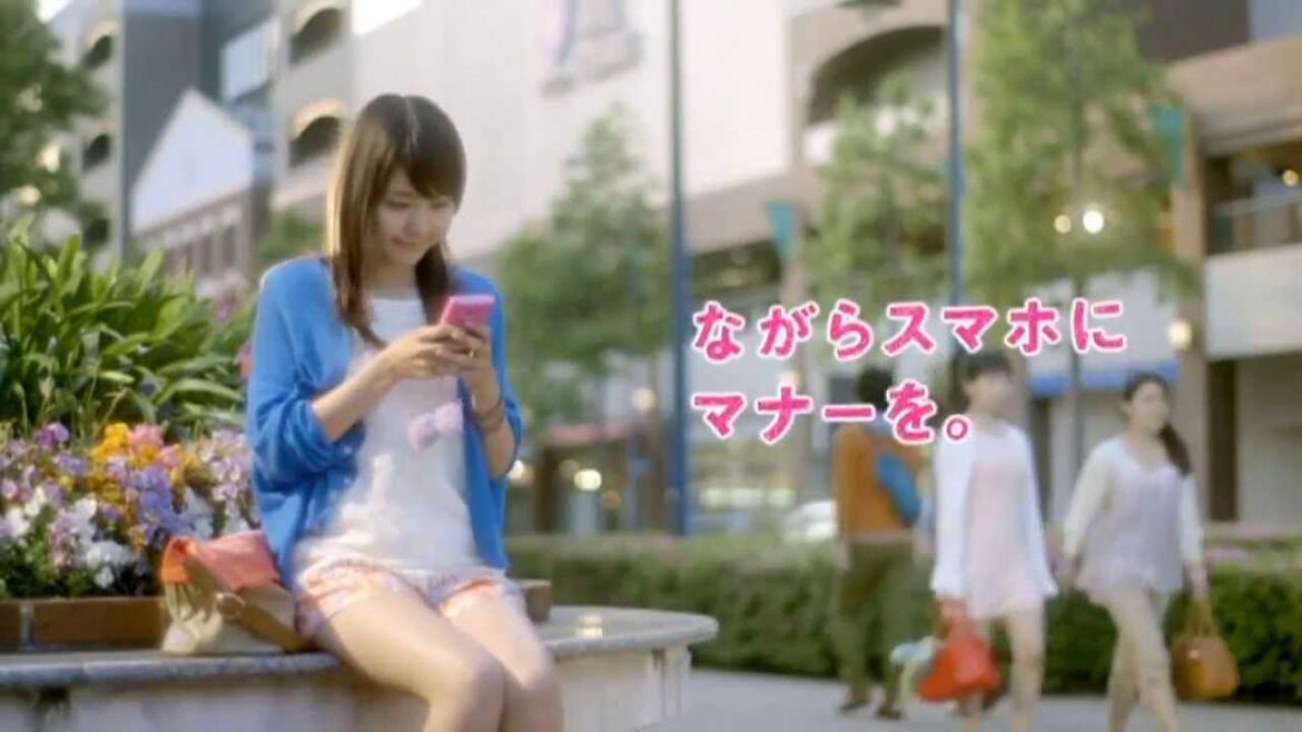美脚です。　有村架純　ACジャパン　スマホマナー　「ながらスマホにマナーを。」　ＣＭ