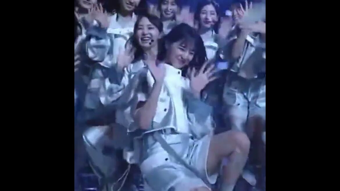 紙吹雪と戦う小坂菜緒ちゃん