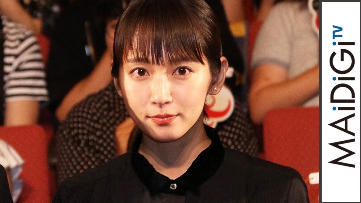 吉岡里帆、流行の脚見せワンピ　スニーカーでカジュアルに　映画「音量を上げろタコ！なに歌ってんのか全然わかんねぇんだよ！！」完成披露試写会3