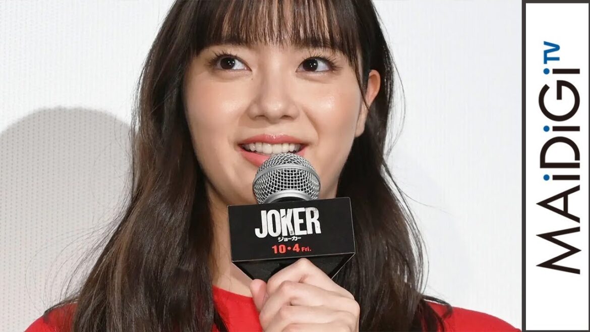 新川優愛、ミモレ丈のプリーツワンピですらり美脚　赤が主役のエレガントコーデ　映画「ジョーカー」イベント