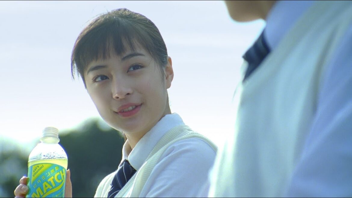 広瀬すずが隣に座る!?男子高校生の妄想爆発 ビタミン炭酸飲料『マッチ』新CM「海辺」篇 広瀬すずが隣に座る!?男子高校生の妄想爆発 ビタミン炭酸飲料『マッチ』新CM「海辺」篇