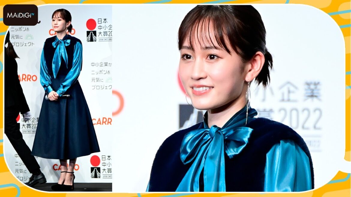 前田敦子、鮮やかブラウス×ロングスカートでエレガントな装い　トレンドのベストも