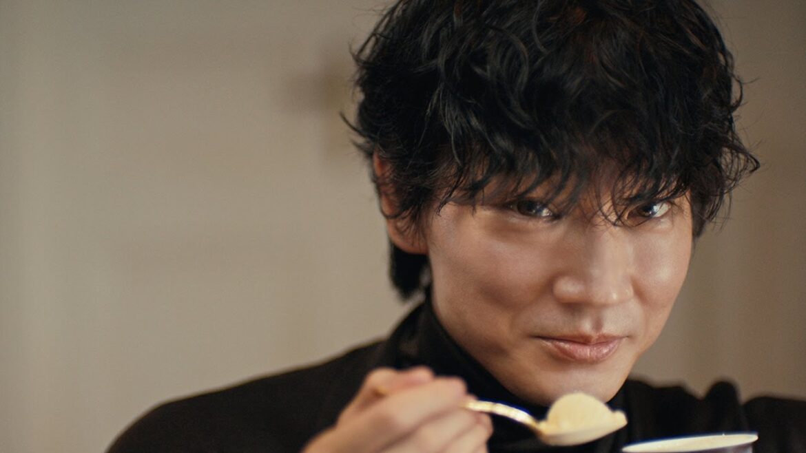 綾野剛、優しくほほ笑み「ふわ濃い」　レディーボーデン11年ぶりのTVCMに出演　「再会」編