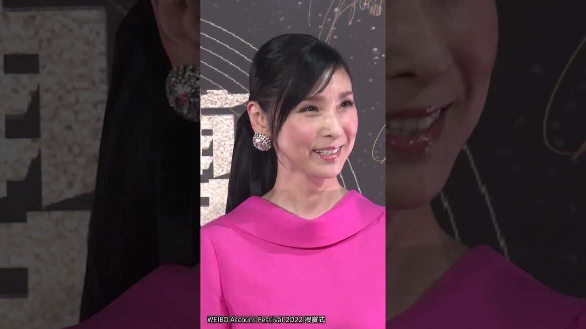 黒木瞳、62歳とは思えない美脚披露のミニスカートで登場！ #Shorts