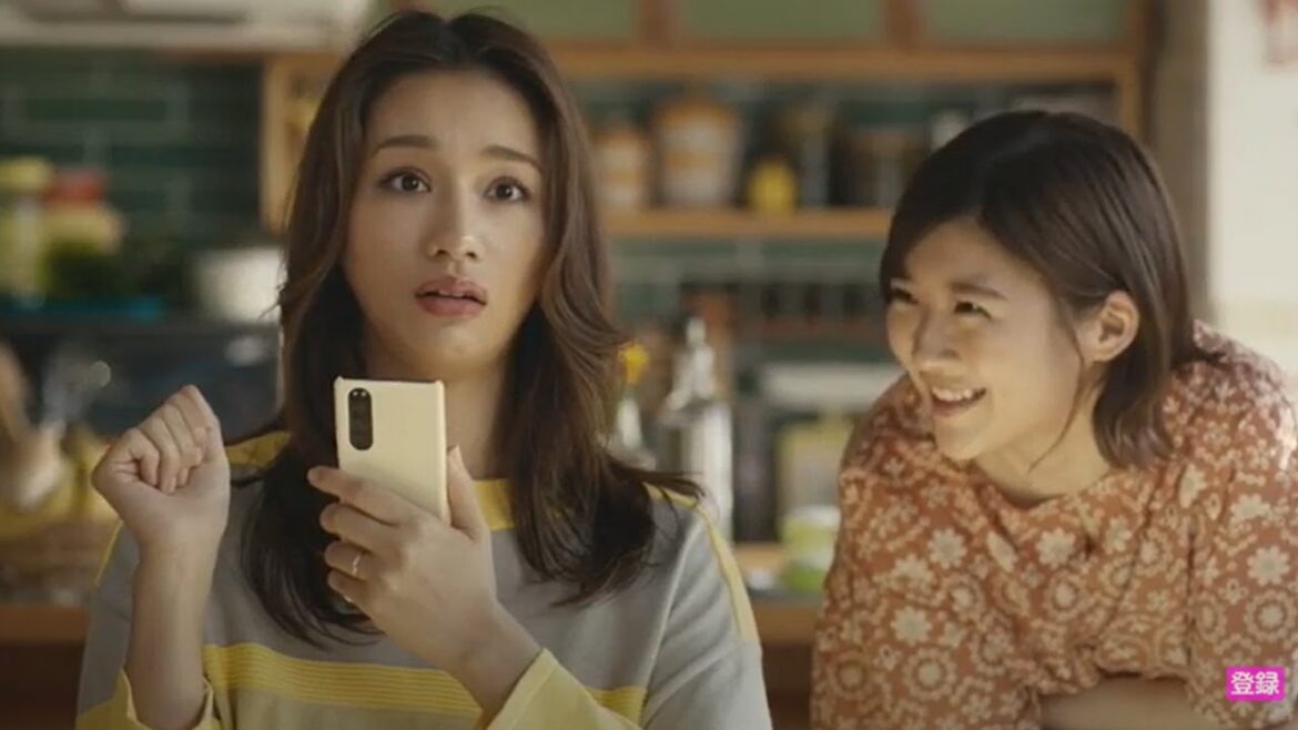 伊藤沙莉、高橋メアリージュンに「メルカリ」新機能を伝授、飯尾和樹にお金を送金！　メルカリ新CM「おくる・もらう」篇