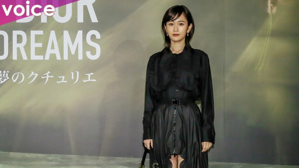 前田敦子、ロングテールドレスで美太ももチラ見せ　オールブラックコーデ