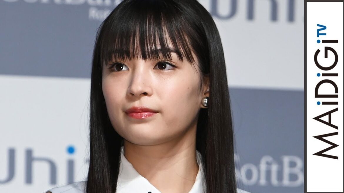 広瀬すず、白×グレーのミニワンピで美脚見せ　シルバー＆ソックス使いでキュートに