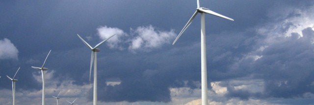 ドイツの研究者は、人々が地元の風力発電所に反対票を投じたのは一体何が原因なのか疑問に思いました。その結果、陰謀論的思考への傾向が多くの抵抗を