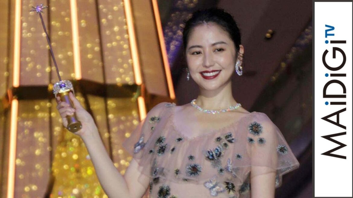 長澤まさみ、まるでお姫様?スティック振って決めポーズ 「表参道ヒルズ」クリスマスツリー点灯式3 長澤まさみ、まるでお姫様?スティック振って決めポーズ 「表参道ヒルズ」クリスマスツリー点灯式3