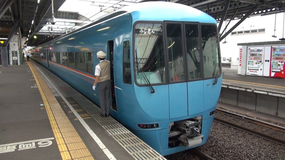 【小田急線】【秦野駅　到着➡停車➡発車】【ふじさん号】【特急ロマンスカー　60000形　MSE】【神奈川県　秦野市】【小田急小田原線　小田急電鉄】