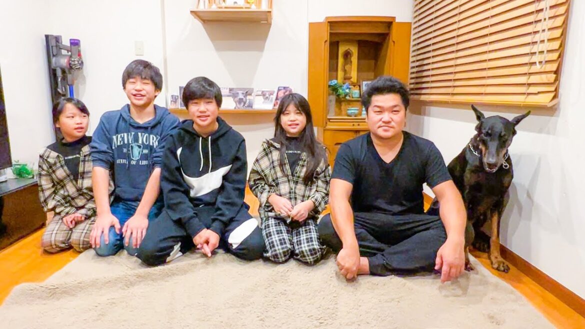 ドーベルマンと子供たちのお正月ルーティン