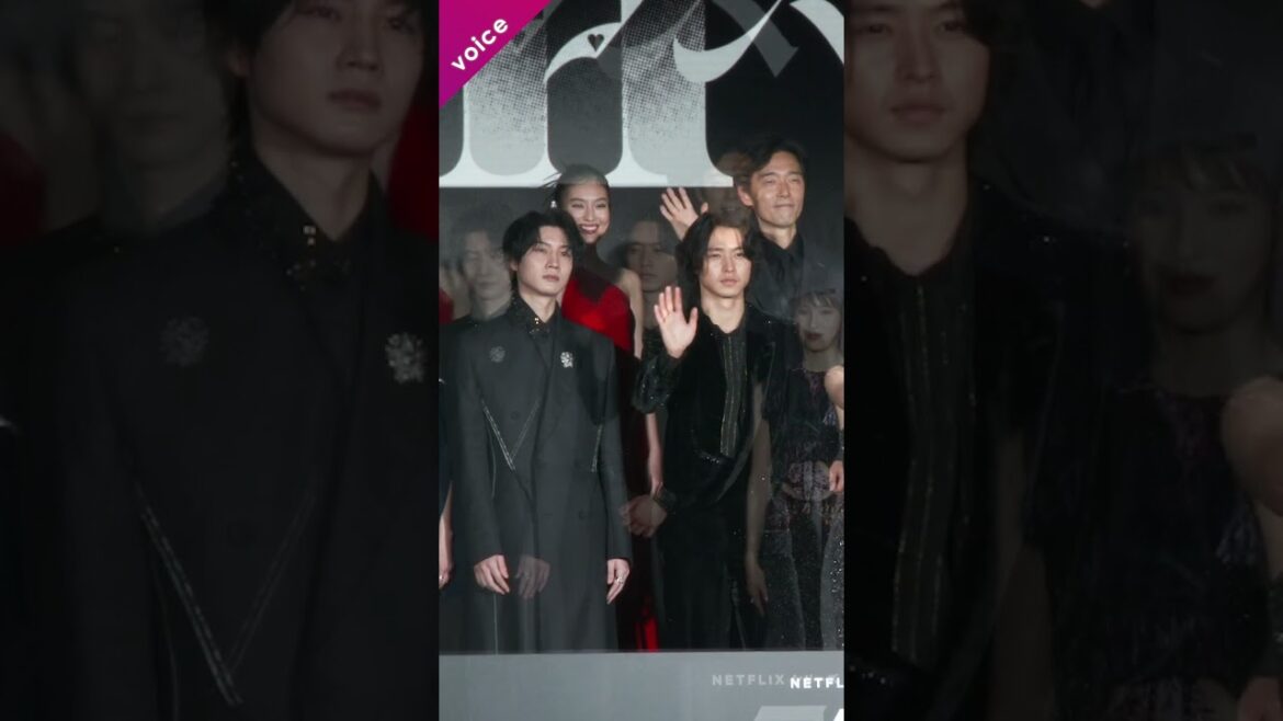 山﨑賢人、桜田通とギャルピース！