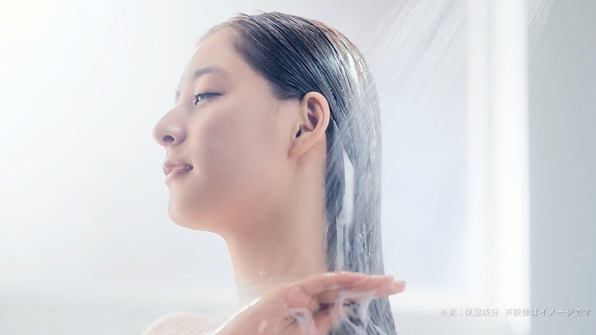 新木優子、泥シャンで髪サラサラ…自然な表情や動きが魅力的／クレイビューティーブランド「DROAS」CM＋メイキング＋インタビューュー