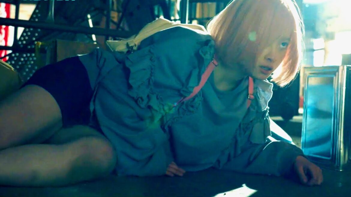 橋本環奈、飛び蹴り連発も城田優に蹴散らされ絶体絶命！映画『バイオレンスアクション』本編映像