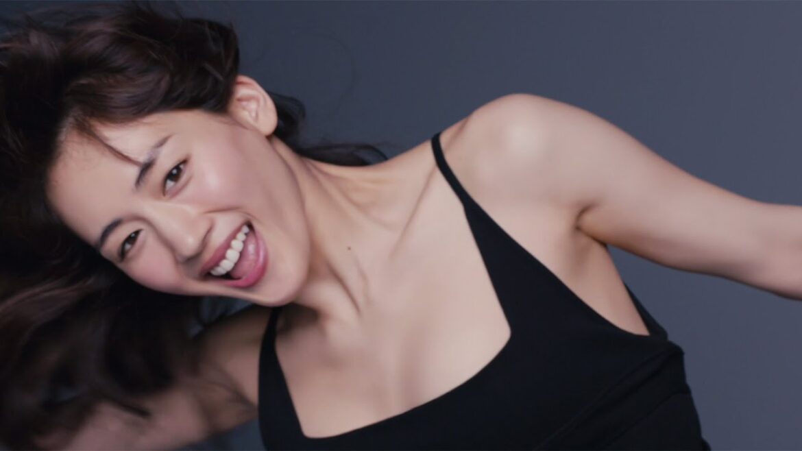綾瀬はるか、“美デコルテ”あらわ　ブラックコーデで大人の魅力　「SK-II」新CM「あの日の決断が今日の私」編