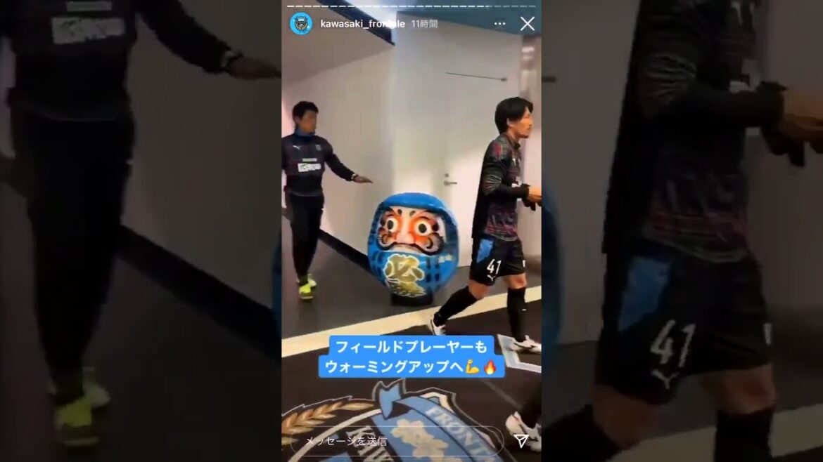 試合前にイチャつく三笘薫と田中碧