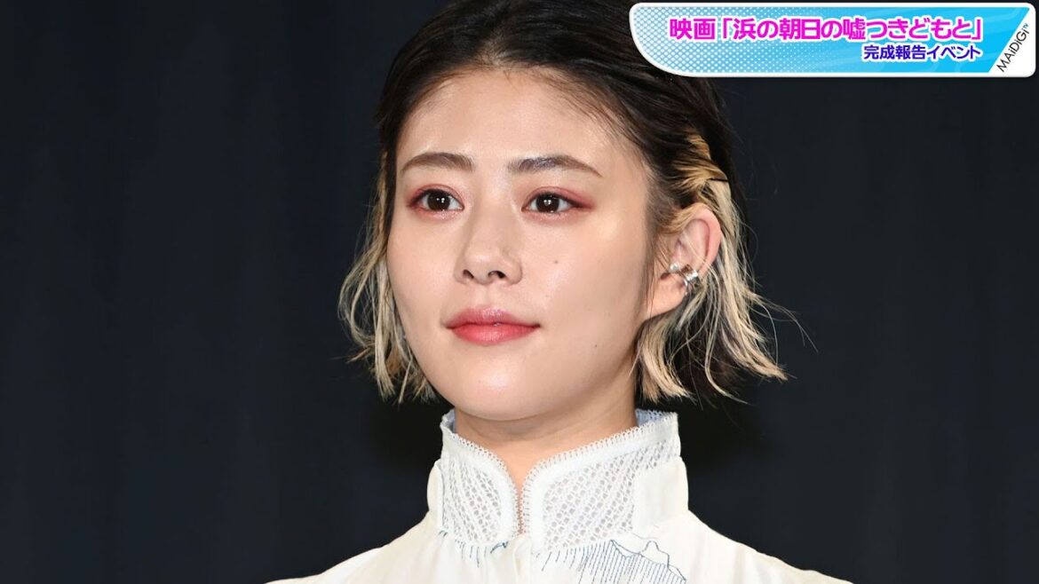 高畑充希、スリットからすらり美脚見せ　個性派セットアップ×太ベルトでロマンチックムード