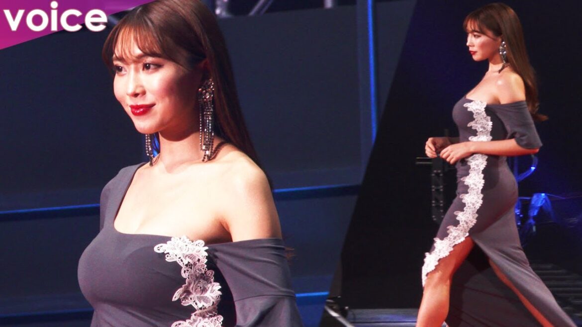 森咲智美、大胆ボディラインくっきり　スリットワンピで美脚も露わ