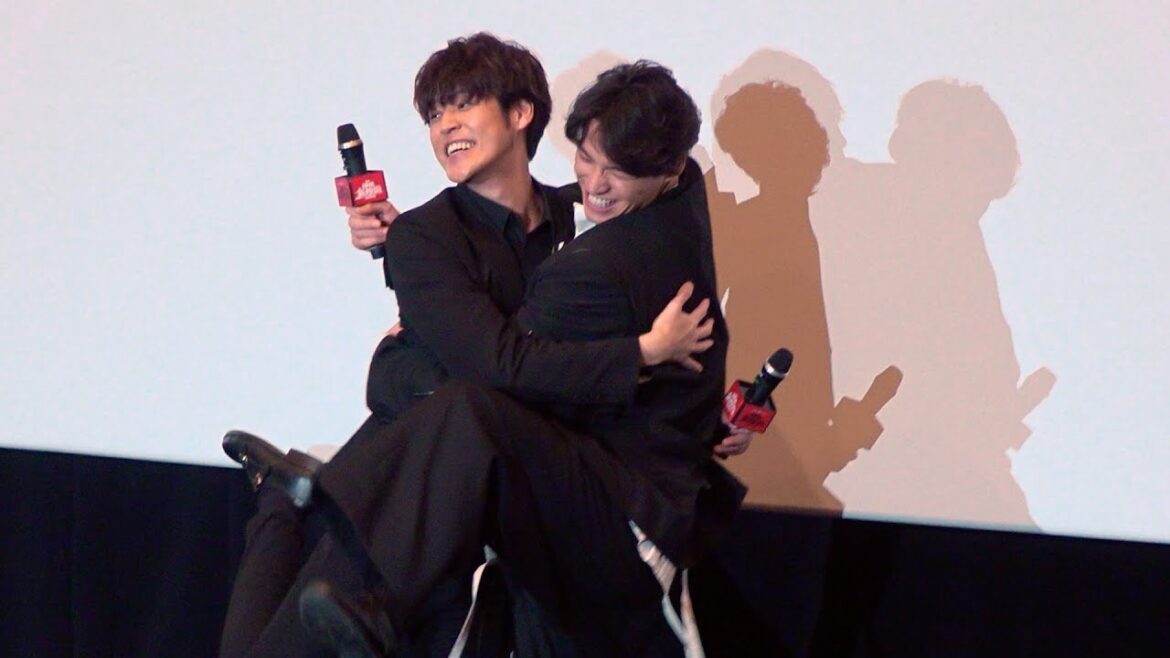 宮野真守&福士蒼汰、ハグや顔接近で爆笑イチャイチャトーク! ゲキ×シネ『神州無頼街』舞台挨拶 宮野真守&福士蒼汰、ハグや顔接近で爆笑イチャイチャトーク! ゲキ×シネ『神州無頼街』舞台挨拶